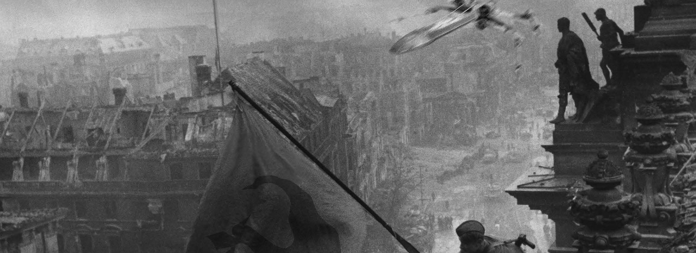 Егоров и Кантария водрузили над Рейхстагом красное Знамя Победы